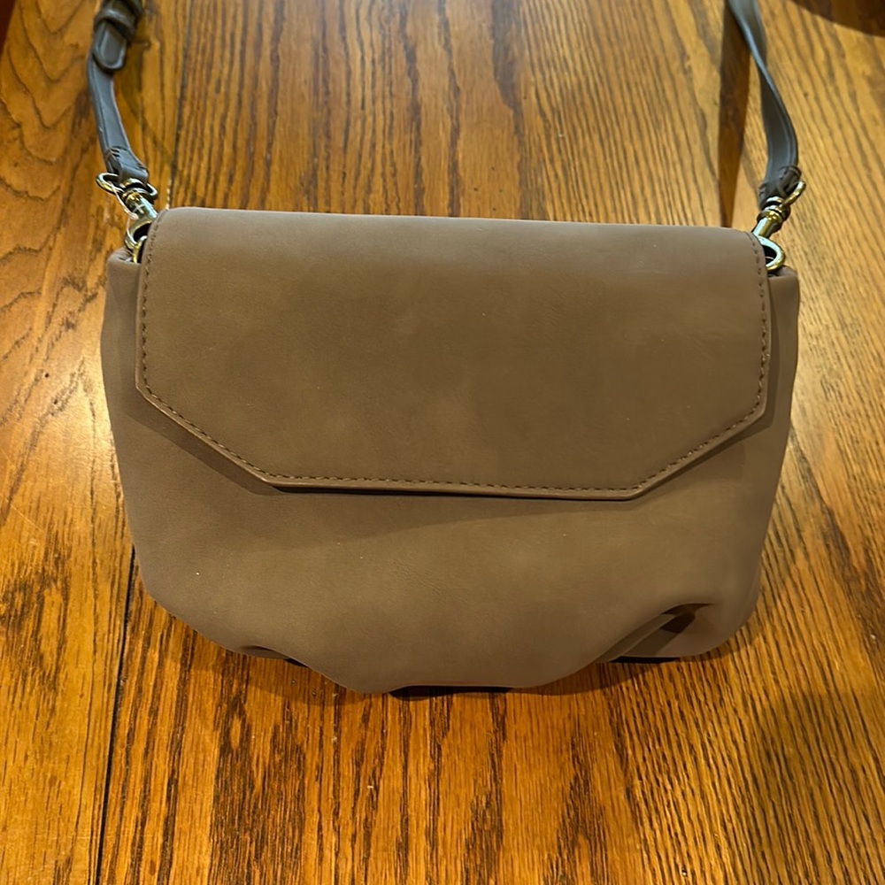 Universal thread cross body purse!